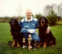 Dr. Ronald Pohle mit Ellis vom Boddenland (li) und Fanny vom Boddeland Dr. Ronald Pohle mit Ellis vom Boddenland (li) und Fanny vom Boddeland